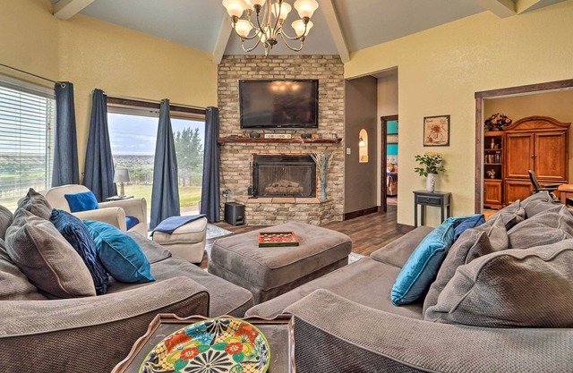 NEW! Pet-Friendly Home ~ 13 Mi to Dtwn Lubbock!