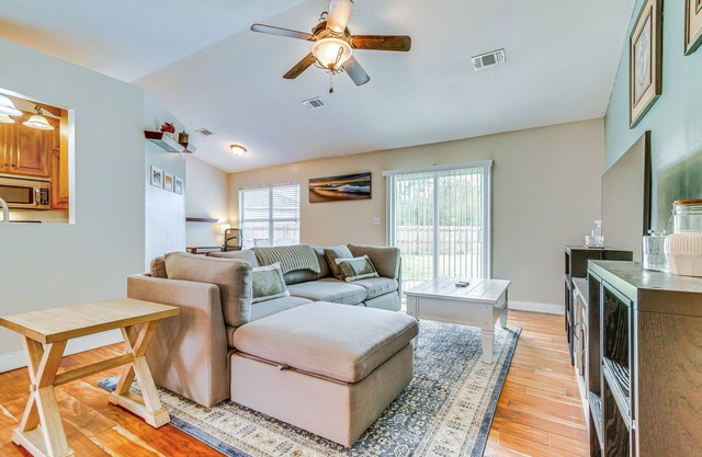 Pet-Friendly Home w/ Yard - 8 Mi to Perdido Keys!