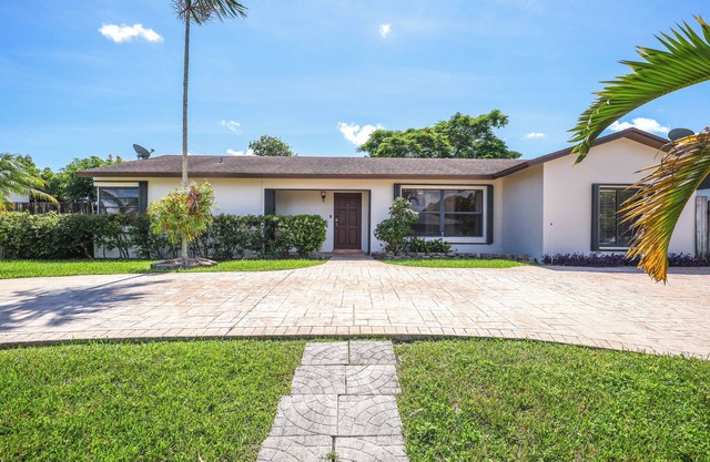 Pet-Friendly Home w/ Yard ~ 3 Mi to Zoo Miami!