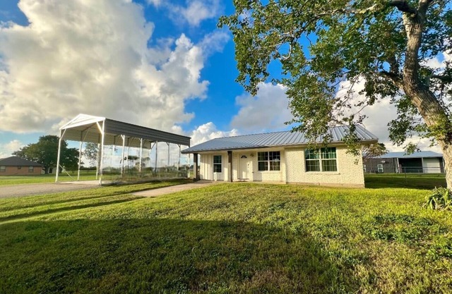 Pet-Friendly Home with fenced yard and covered boat parking in Seadrift TX