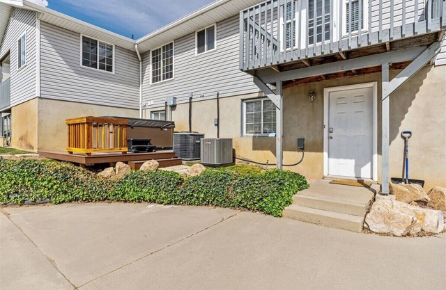 Pet Friendly, Hot Tub & Fully Fenced Backyard!