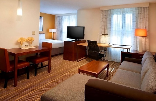 Pet-friendly Hotel! Outdoor Pool, Free Breakfast, Near Six Flags Great America!