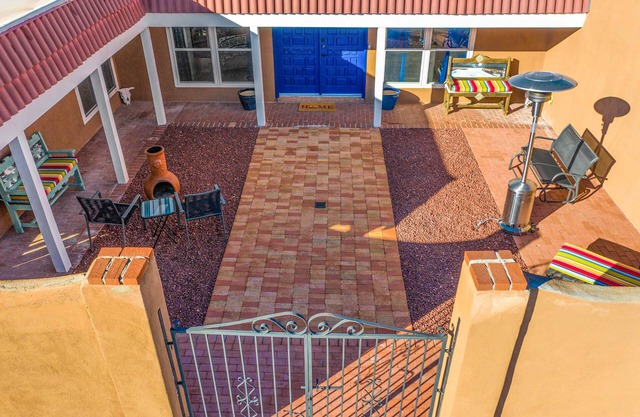 Pet-friendly house 35 minutes from ABQ airport; 45 minutes to Santa Fe; Artsy