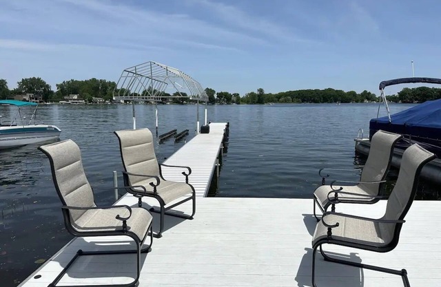 Pet friendly house on all sports Lake Fenton, minutes away from downtown.