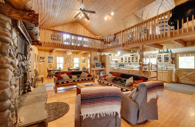 Pet-Friendly House with Deck Near Crater Lake!