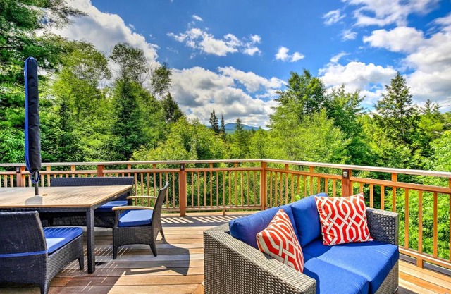 Pet-Friendly House with Deck - 10 Mi to Stowe Mtn!