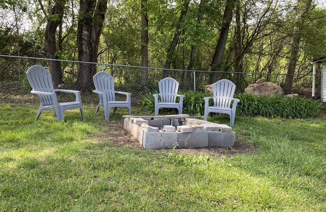 Pet friendly house with fenced back yard. 2 miles to Appalachian Trail.