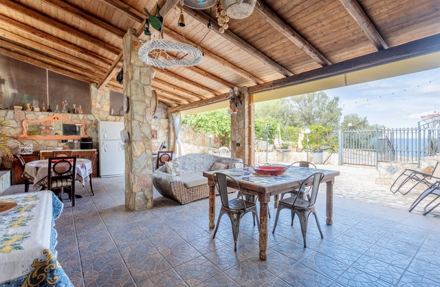 Pet-Friendly Holiday Home 'Baglio Zio Ciccio' with Sea View