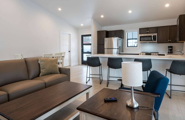 Pet Friendly, Jewel View Cottages, 4BD, 2.5BA family-designed Townhome!