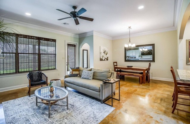 Pet friendly,king bed,jacuzzi tub,separate shower