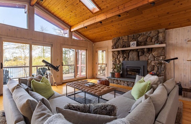 Pet Friendly Lakefront w/ Hot Tub in Livingston Manor