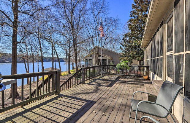 Pet-Friendly Lake Sinclair Home w/ Boat Dock!