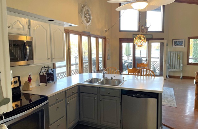 Pet-Friendly Lakeside Cottage with Panoramic Views & Hottub!