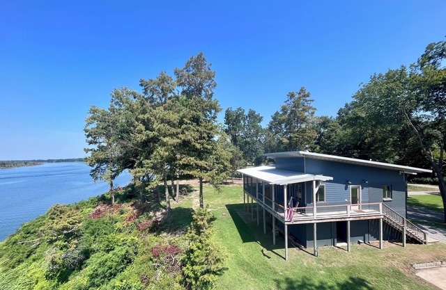 Pet friendly lakefront home with boat ramp~ The Overlook at Bachelor Bend