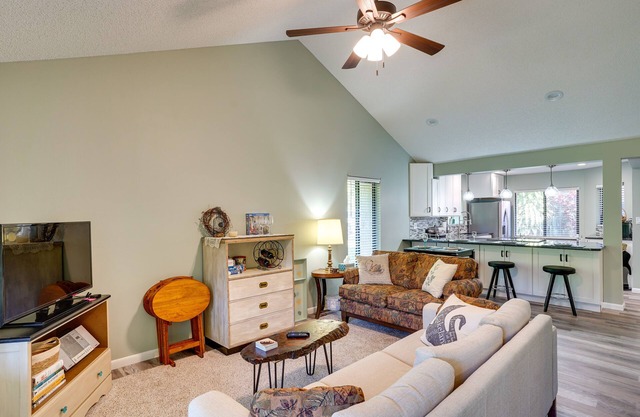 Pet-Friendly Lakeland Condo w/ Screened Porch!