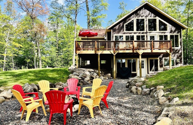 Pet-Friendly Lakeside Cottage w/ Kayaks and Canoe!