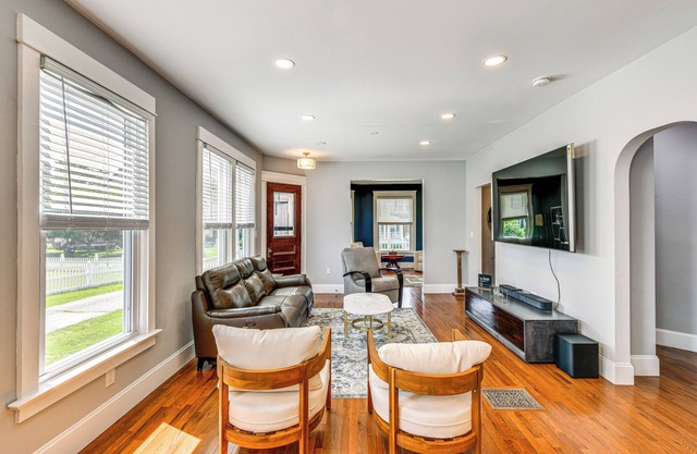 Pet-Friendly Lancaster Home 13 Mi to Dtwn Buffalo