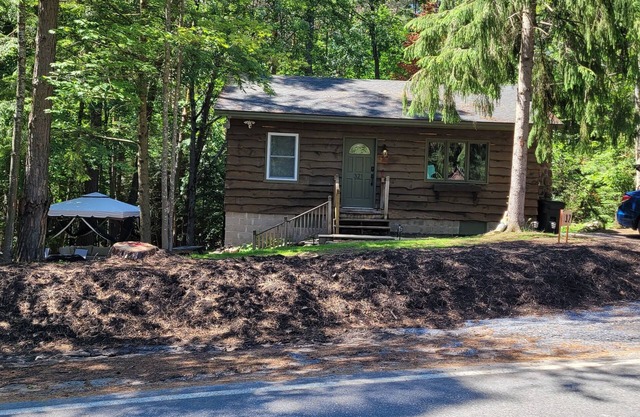 PET FRIENDLY -LOCATED BETWEEN LAKE PLACID AND SARANAC LAKE WITH PONTOON RENTALS
