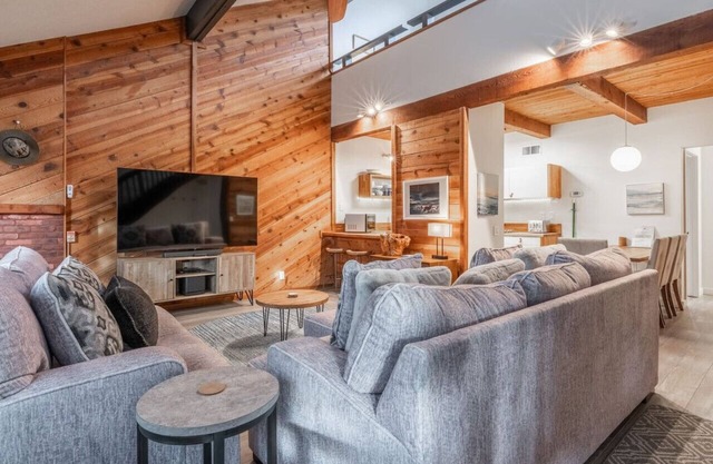 Pet Friendly! Location, Luxury, Comfort
