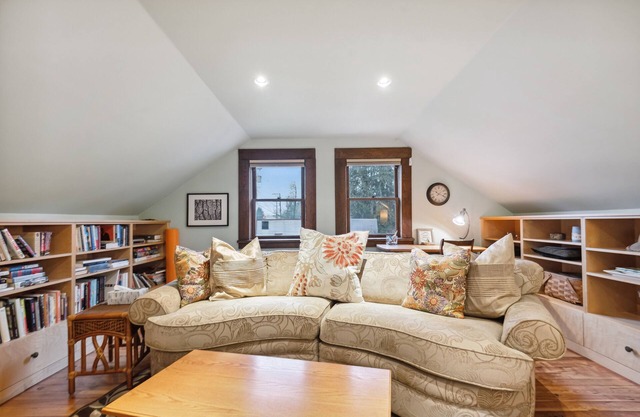 pet-friendly loft minutes to lake, in the heart of Shawnigan Lake