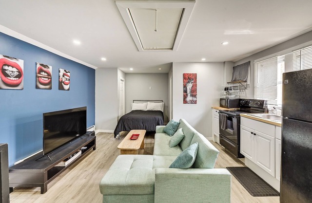 Pet-Friendly Long Island Guest House: Walk to Bay!