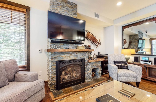 Pet-Friendly Luxury, On Golf Course. Gas Grill, Hot Tub & Game Room. Quiet