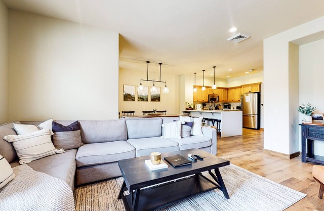 Pet-Friendly Luxury, Bright Interior, On Golf Course! Gas Grill & Hot Tub