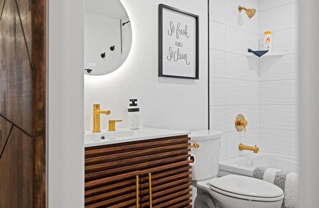 Pet-Friendly Luxury Retreat: Two Bedroom, Two Bathroom Oasis with King Beds.
