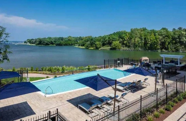 Pet-Friendly, Luxury Full-Amenities Apartment in Great Neck