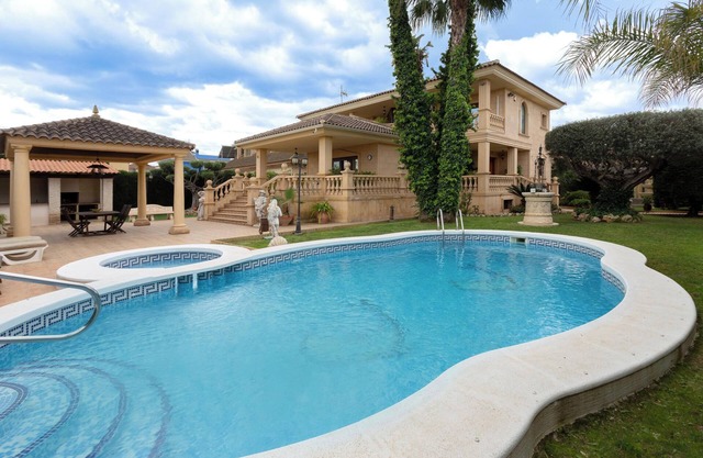 Haustierfreundliche Luxus Villa Rumoholidays mit Pool, Terrasse und WLAN