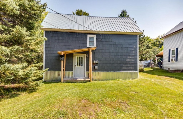 Pet-Friendly Michigan Getaway with Porch and Kayaks!