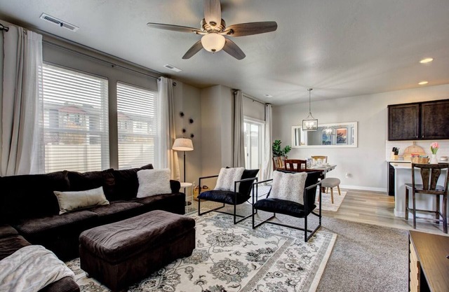 Pet Friendly ~ Modern Home W/Parks Freeway & Shops
