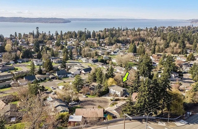 Pet Friendly Modern living space blocks from the Puget Sound.