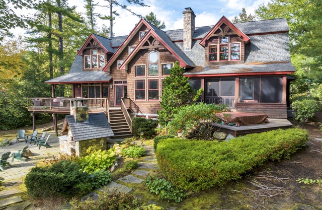 Pet Friendly Moose Lodge on Lake Winnipesaukee Sleeps 14