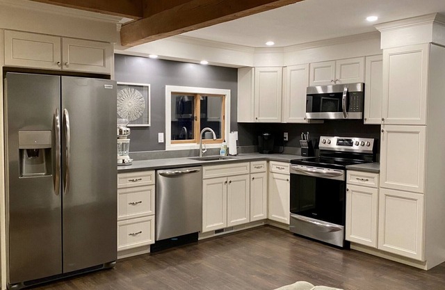 Pet friendly Mountain Retreat-Newly remodeled with comfort & cleanliness in mind