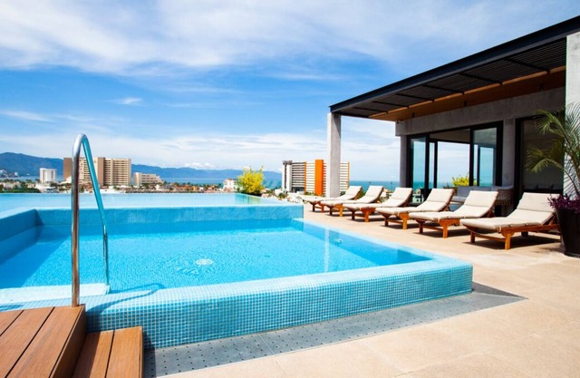 Pet Friendly New Condo In Versalles that Sleeps 4 with Rooftop Pool