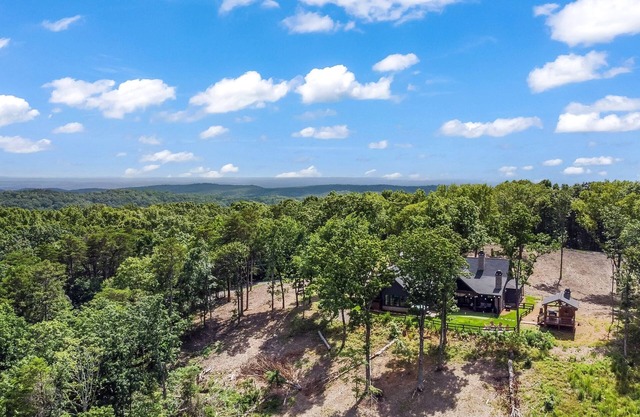 Pet Friendly, New Construction/ Mtn Views/ Hot Tub / Game Room/ Outdoor Kitchen