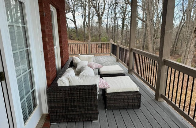 Pet Friendly on 5 Acres! 3 Master Suites Sleeps 14