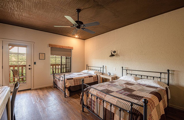 *Pet Friendly*on Allen Street, VIEWS! Free WIFI- Miners Cabin #5 (2 double beds)