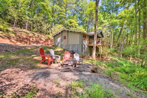 Pet-Friendly Otto Mountain Cabin with Fireplace!