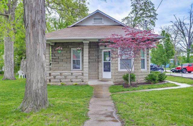 Pet-Friendly Pacific Cottage Near Purina Farms!