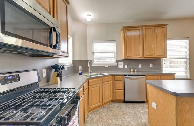Pet-Friendly Pearland Home w/ Yard, Near Houston!