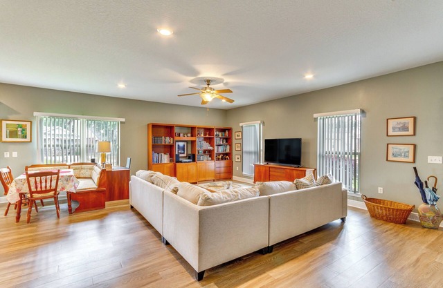 Pet-Friendly Pensacola Home ~ 2 Mi to Bruce Beach!