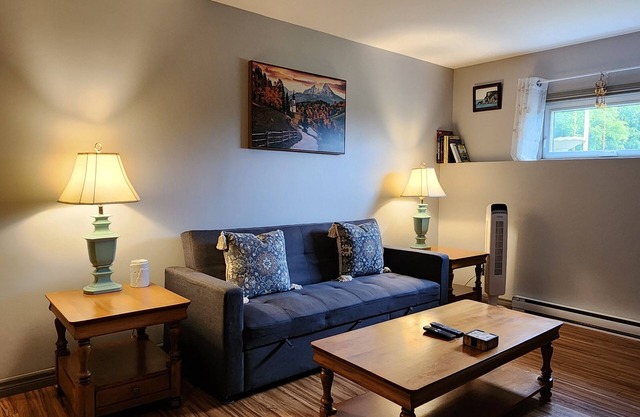 Pet friendly place!nClose to hiking trails, taphouse, coffee shop, local bakery.