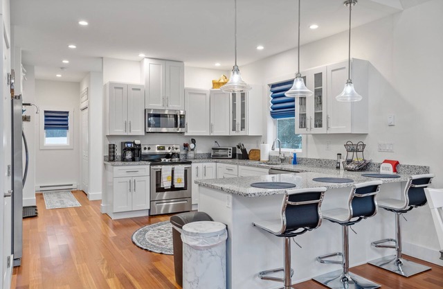Pet-Friendly Pocono Chalet: Hot tub, BBQ, and Fire pit near Hickory Run Trails