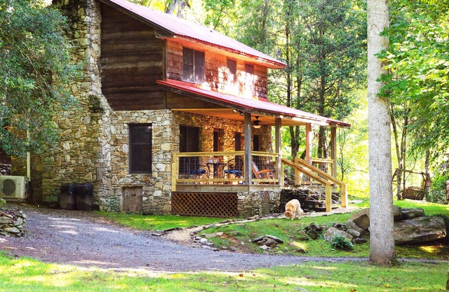 Pet Friendly, Polar Express, Hot tub, babbling creek