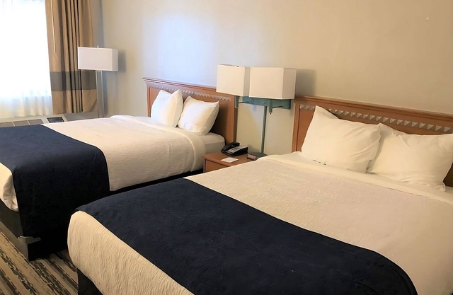 Pet-Friendly Property Minutes to Window Rock! W/ Pool & Hot Tub, FREE Breakfast!