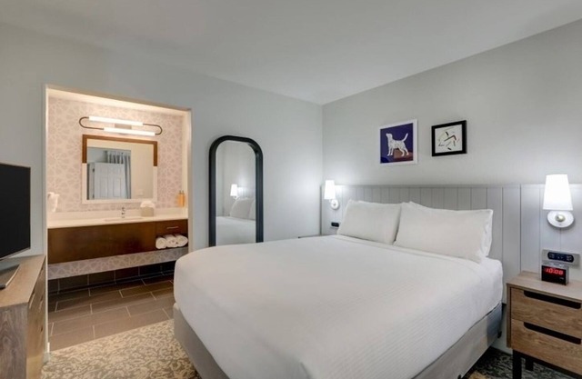 Pet Friendly Queen Suite, Pool and Gym Access! Near Shoreline Amphitheatre
