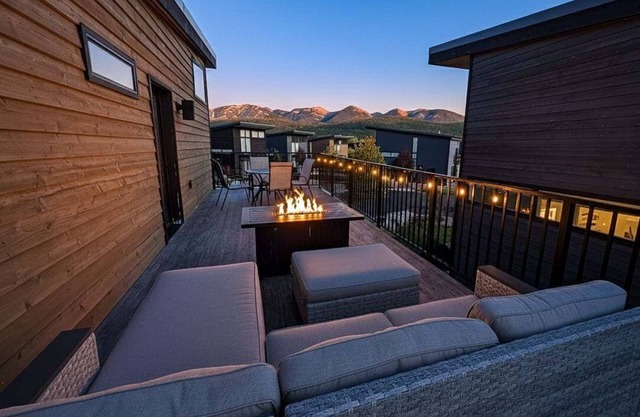 Pet Friendly, Red Poppy at the Quarry, Amazing 2 Bed/2 Bath, Hot Tub, Sleeps 7!