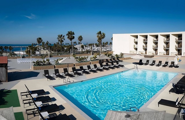 Pet-Friendly Redondo Beach Getaway! Balcony & Near Clark Stadium
